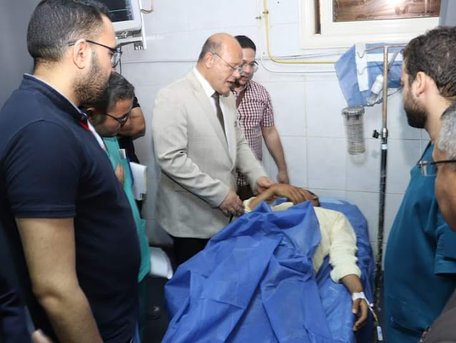رئيس جامعة سوهاج يطمن على الوضع الصحى للطلاب المصابين فى حادث سير