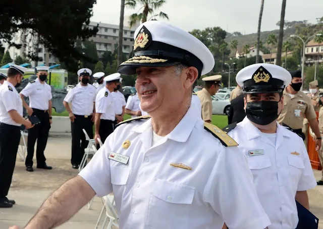 El Contralmirante Juan Pablo Zúñiga felicita a los tripulantes chilenos del SS Carrera durante la ceremonia de clausura del DESI, en la Base Naval Point Loma, en San Diego, el 14 de septiembre de 2021. (Foto: Steven McLoud/Diálogo)