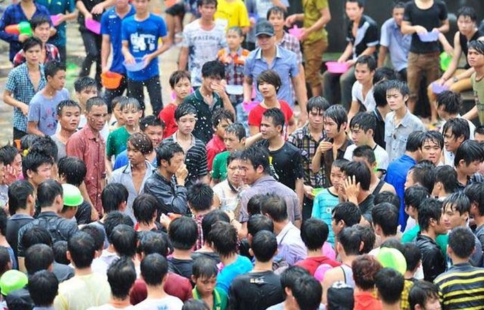 Wanita Jadi Mangsa Bogel Dalam Pesta Air Di China (11 