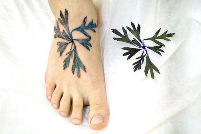 Tatuadora cria tatuagens baseadas em impressões digitais de plantas e flores