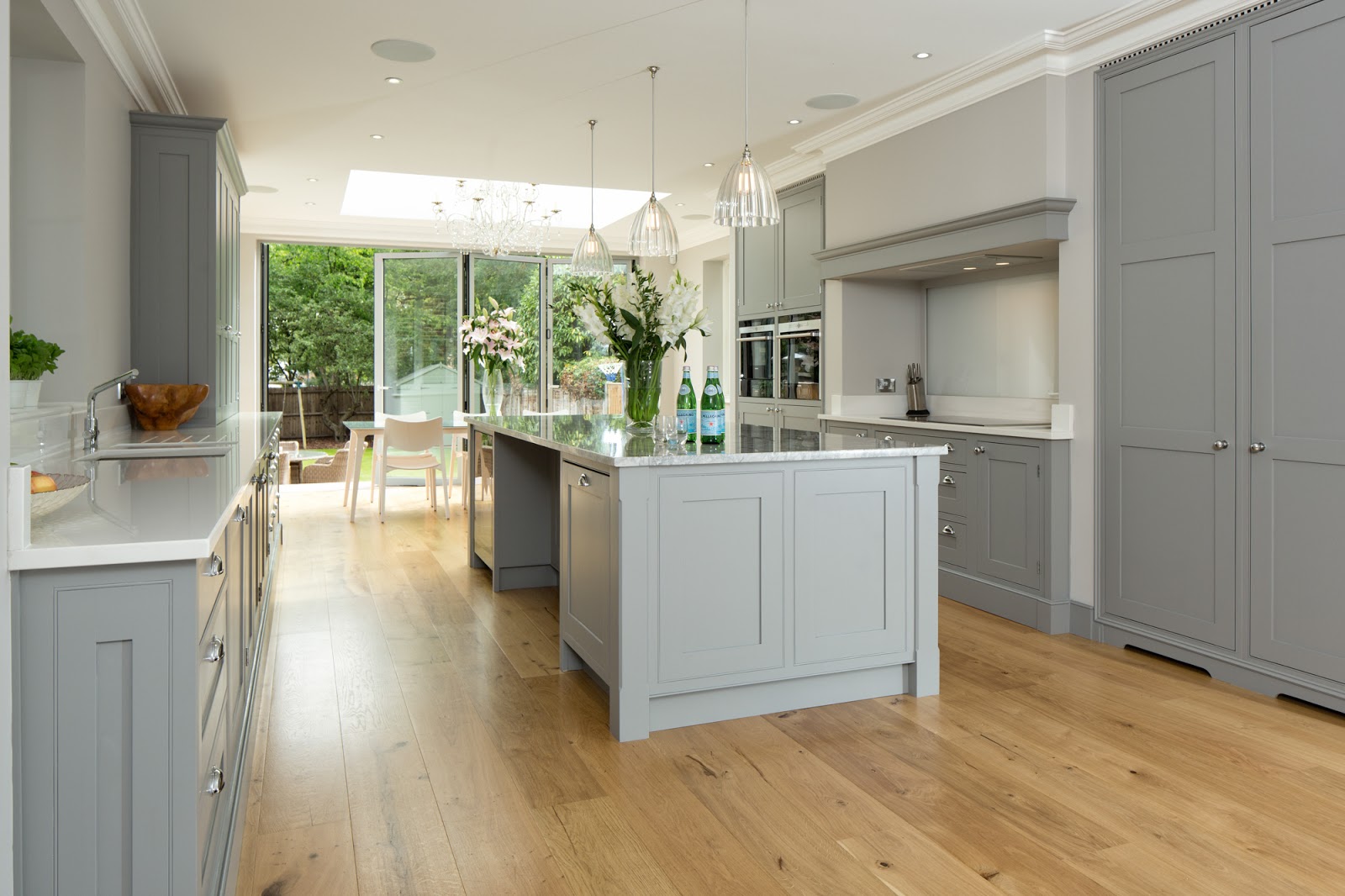 Gorgeous Grey and White Kitchens that Get Their Mix Right