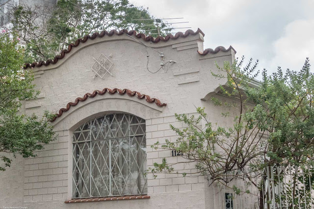 Casa com ornamento de ferro - detalhe