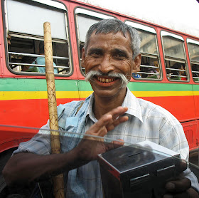 happy beggar in Mumbai