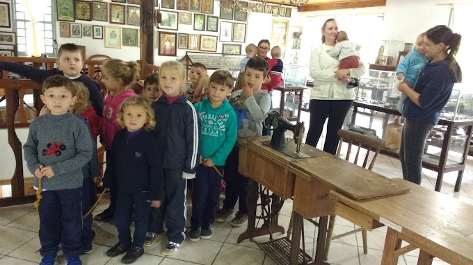 CRIANÇAS VISITAM MUSEU PAROQUIAL EM VARGEM DO CEDRO