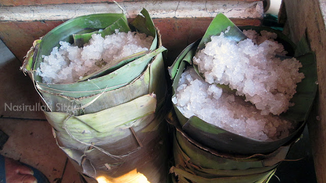 Simbah yang jualan Horog-horog berdampingan dengan yang jualan Nasi Urap