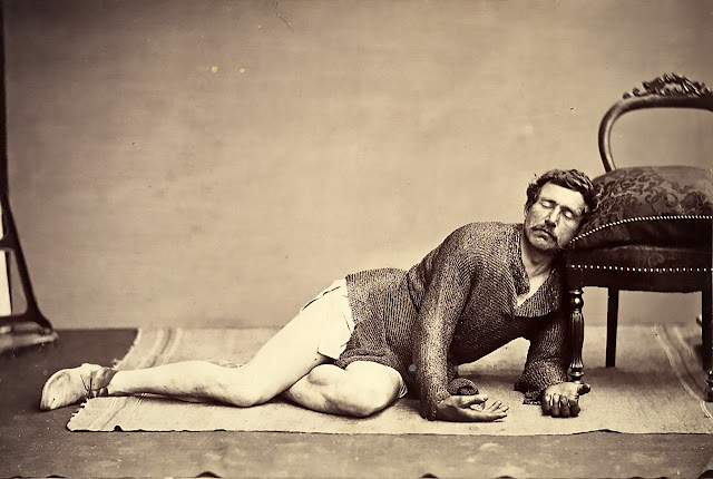 1863, retrato a la albúmina de un caballero con una túnica de cota de malla, haciéndose pasar por un soldado moribundo. Adrien Constant de Rebecque .