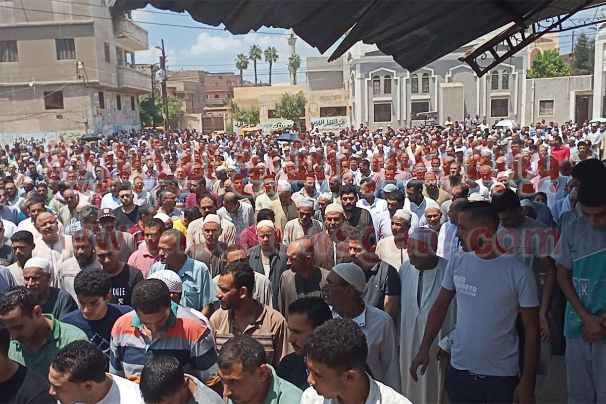 بالصور..أهالي قرية السالمية بمركز فوه يشيعون جثمان الشيخ خالد الزعفراني