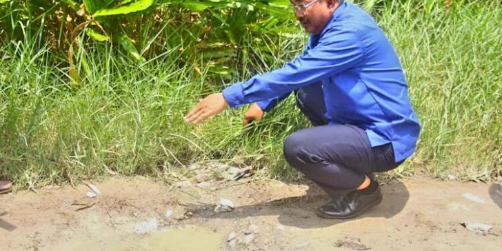 Tinjau Jalan Rusak Lorong Sejahtera, Bupati Pinta Dinas Perkim Segera Lakukan Perbaikan