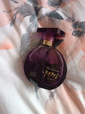  Perfumy Far Away Rebel Avon. 