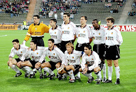 VALENCIA C. F. - Valencia, España - Temporada 1999-2000 - Palop, Claudio López, Pellegrino, Björklund, Angloma, Carboni; Albelda, Kily González, Gerard, Mendieta y Juan Sánchez - BAYERN MUNICH 1 (Elber), VALENCIA C. F. 1 (Gerard) - 28/09/1999 - Liga de Campeones de la UEFA, fase de grupos - Munich, Alemania, estadio Olímpico