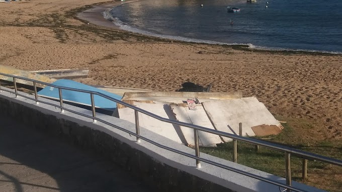 Barcos transformados em barracos na Praia de Santana