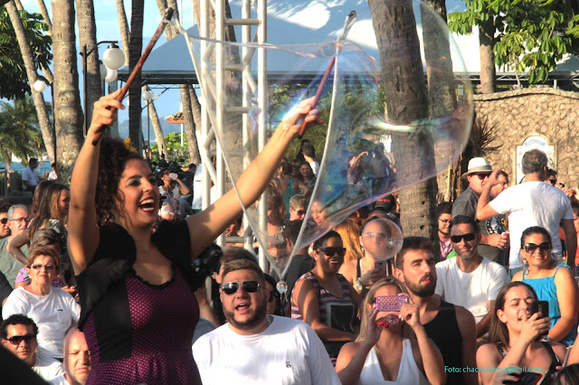 Artista circense com Bolhas Gigantes durante o evento Ilha Bela Sunset SP.