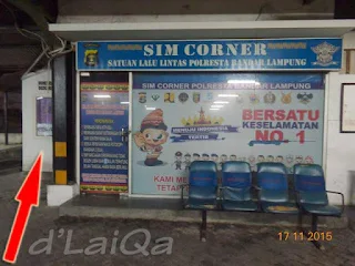 pos kesehatan (ditunjukkan tanda panah)