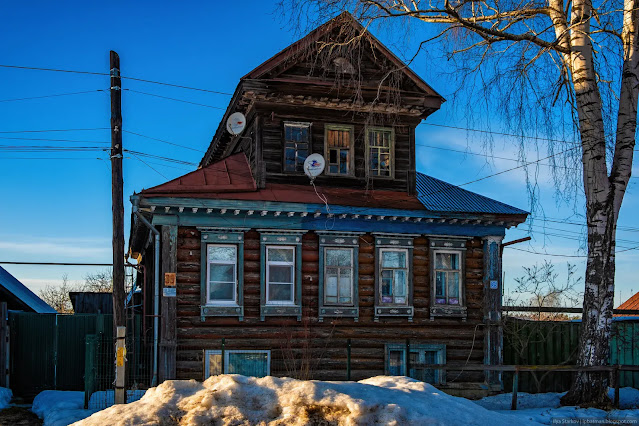 Старое трехэтажное бревенчатое здание