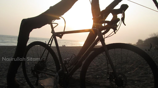 Hasil jepretanku di pantai saat siluet