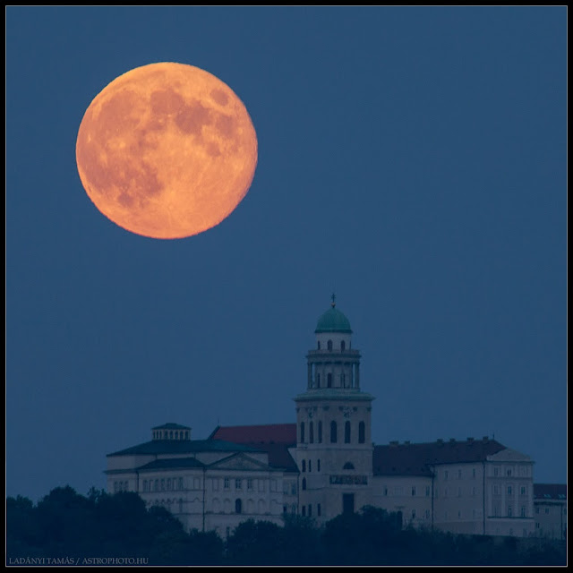 Trăng rằm trên bầu trời Pannonhalma Archabbey, nước Hungary. Nơi đây là một trong những di tích lịch sử lâu đời nhất ở Hungary. Tác giả : Tamas Ladanyi.