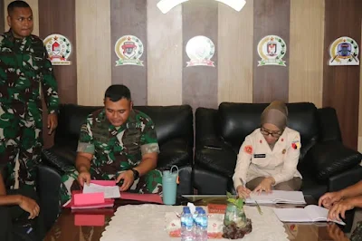Jakarta, 10 Juli 2025  Nomor : SP-56/VII/2025/Pen  Satu Langkah Menuju Mahligai Cinta, Prajurit Yonif 509 Kostrad Laksanakan Tradisi Pengajuan Nikah  Jember – Suasana hangat dan penuh suka cita menyelimuti lingkungan Asrama Yonif 509/Balawara Yudha Kostrad saat prajurit Ksatria Condromowo melaksanakan tradisi pengajuan nikah yang unik dan sarat nilai budaya. Selasa (08/07/2025).  Tradisi ini dilaksanakan dengan menggunakan becak hias yang dikayuh mengelilingi asrama, diiringi sorak-sorai serta doa restu dari keluarga besar Yonif 509 Kostrad.  Kegiatan ini merupakan bagian dari pembinaan tradisi satuan yang menjunjung tinggi nilai-nilai kekeluargaan, kearifan lokal, dan penghormatan terhadap momen sakral dalam kehidupan prajurit. Dengan becak yang dihiasi ornamen tradisional dan warna-warni ceria, sang prajurit yang akan mengajukan pernikahan didampingi oleh rekan-rekan sejawat, serta mendapatkan sambutan hangat dari para perwira dan keluarga besar satuan Yonif 509 Kostrad.  Komandan Yonif 509 Kostrad, Letkol Inf Dian D Setyadi, menyampaikan bahwa tradisi ini menjadi bentuk penghormatan kepada perjalanan hidup prajurit menuju jenjang pernikahan.  “Tradisi pengajuan nikah ini bukan sekadar seremoni, melainkan bentuk penghargaan satuan kepada prajurit yang akan membangun rumah tangga. Kami ingin momen ini dikenang dengan kebahagiaan, kekeluargaan dan tetap menjunjung nilai budaya,” ujar Danyon dalam sambutannya.  Selain itu makna dari naik becak yakni juga menunjuk keseriusan dalam sebuah hubungan dan membangun kehidupan rumah tangga dimaknai "jika si pengayuh becak belak belok maka akan terjatuh, dari semua itu artinya pentingnya untuk menjaga perilaku hidup lurus dalam membangun mahligai rumah tangga. (Penkostrad).   Autentikasi Kapen Kostrad, Kolonel Inf Choiril Anwar, S.Sos., M.Han
