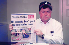 Richard Jewell con la noticia del periódico Atlanta-Journal Constitution