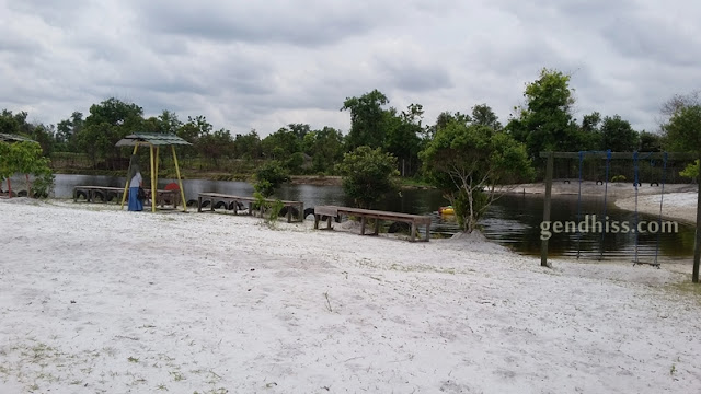 Kondisi wisata danau alam salju yang berpasir putih