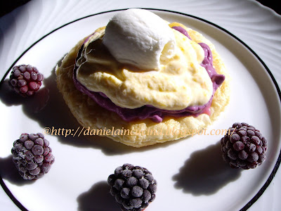 Articole culinare : Mini prajituri cu inghetata si fructe de padure/Piccole tortine al gelato e frutti di bosco