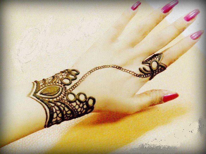 This mehndi design is really beautiful and simple mehndi design