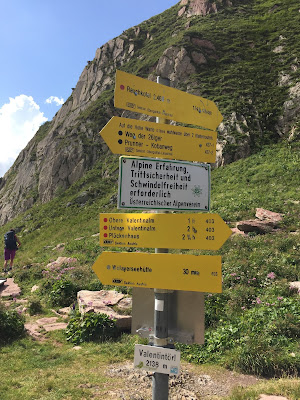 Signage at Valentintörl Pass.