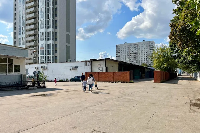улица Введенского, дворы, жилой дом 2022 года постройки, торговый центр