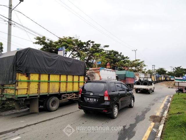 Ratusan Truk Angkutan Masih Mengular di Sepanjang Kayutangi, Pengiriman Barang ke Palangkaraya Terancam  Terlambat 