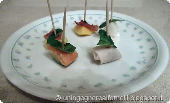 antipasto aperitivo frutta affettato prosciutt cotto crudo salmone affumicato speck olive verdi pecorino formaggio pere ananas avocado pesca finger food stuzzichini basilico rucola salvia