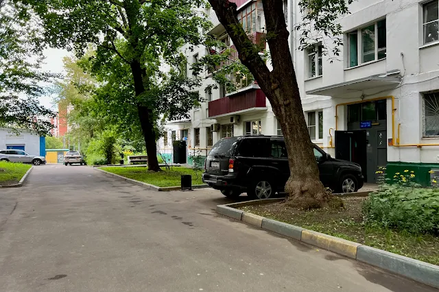 Азовская улица, Одесская улица, дворы