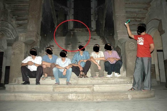 Film Hantu Lawang Sewu Dendam Kuntilanak - VeLupH's DiaRy: Episode Lawang Sewu,, : Keliatannya sih tu pilem bisa jadi lumayan serem kalo diliat sama orang yang bener.