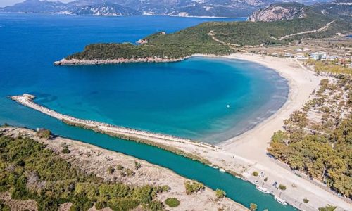 Η Περιφέρεια Ηπείρου συνεχίζοντας τις εκδηλώσεις για την προβολή και προώθηση των τοπικών της προϊόντων , «Κερνάει Ήπειρο» στην Αμμουδιά Πρεβέζης (στις εκβολές του Αχέροντα) το τριήμερο 4-6/08/2023.