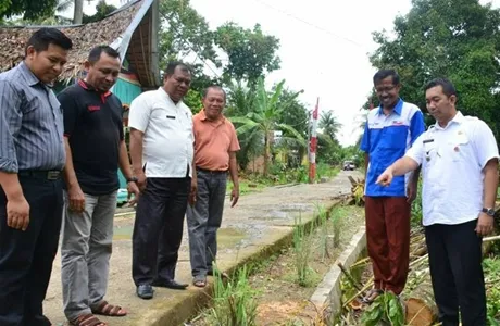 Warga Pagang Dalam Relakan Tanah dan Tanaman Untuk Bangun Drainase