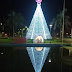 La ciudad engalanada con iluminación y ornamentación navideña 