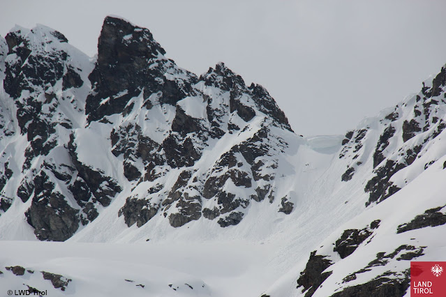 Wechten als drohende Gefahr, auch als mögliche große Zusatzbelastung auf die Schneedecke. Silvretta. (Foto: 27.04.2023)