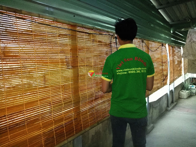 Nhân viên kỹ thuật tại Việt sun Blinds đang lắp đặt rèm che nắng cho một hộ gia đình.