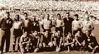 Selección de URUGUAY - Temporada 1953-54 - Juan López (entrenador), Rodríguez Andrade, William Martínez, Vázquez (auxiliar), Santamaría, Obdulio Varela, Máspoli, Luis A. Cruz  y Kirshberg (masajista); Ghiggia, Abaddie, Ambrois, Míguez, Schiaffino, Borges y Abate (preparador físico) - URUGUAY 7 (Borges 3, Míguez 2, Abaddie 2) ESCOCIA 0 - 19/06/1954 - Mundial de Suiza 1954, fase de grupos - Basilea, Suiza St. Jakobs Park - En el Mundial de Suiza 1954, la Selección de Uruguay llegó a semifinales, en las que fue eliminada por Hungría. Luego perdió la final de consolación contra Austria