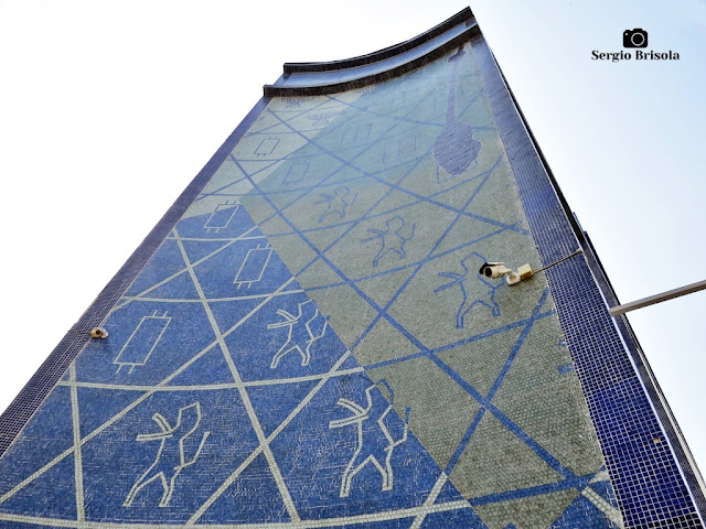 Perspectiva inferior do Painel Mosaico do Memorial da Imigração Judaica - Bom Retiro - São Paulo