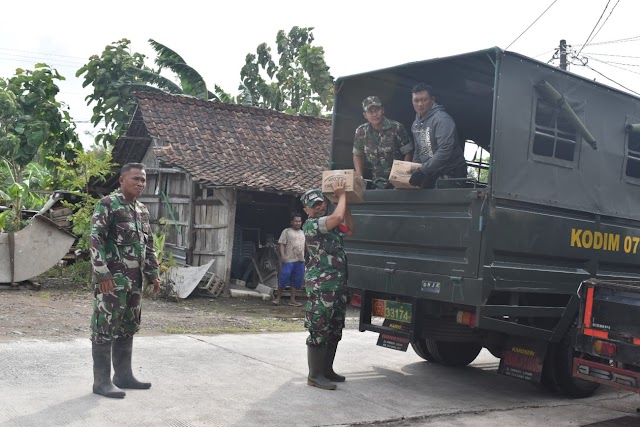 Kodim 0716/Demak Beri Bantuan Langsung Ke Korban Banjir di Kecamatan Sayung
