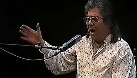 GASPAR DE UTRERA, CANTAOR FLAMENCO, EN UNA ACTUACIÓN EN UTRERA