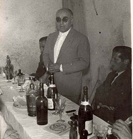 Ricardo A. Oller durante la entrega de la insignia al Presidente del Club Ajedrez Lillet en 1957