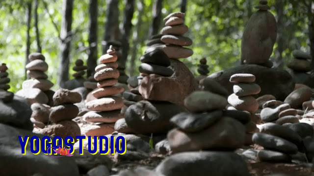 Piedras que simbolizan el equilibrio emocional y en salud al que puedes llegar a través del yoga.