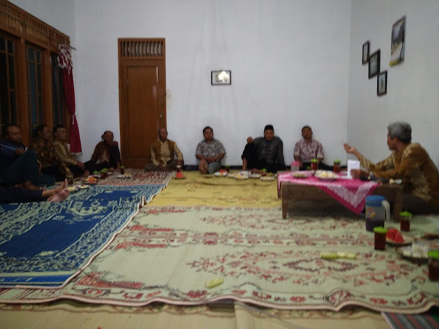 KodimKaranganyar - Babinsa Gayamdompo Hadiri Pertemuan Rutin dan Rapat Linmas di Wilayah Binaan