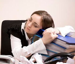 قلة النوم تضعف الجهاز المناعي - بنت فتاة امرأة نائمة على المكتب