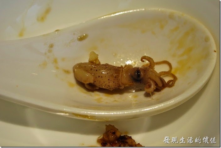 上海-望湘園。上圖一大盤可能看不出它的大小，現在把它放在湯匙上就可以比較出其大小了，真的好小一隻。