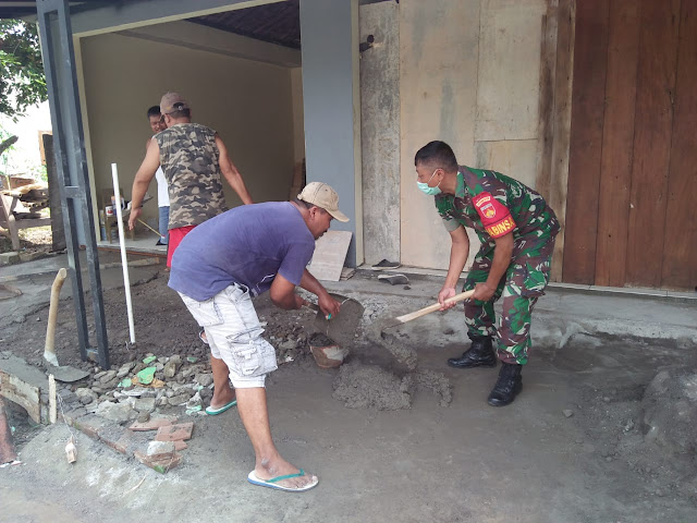 Kodim Sragen - Jalin Kebersamaan, Babinsa Karangpelem Bantu Warga Bangun Pagar Rumah