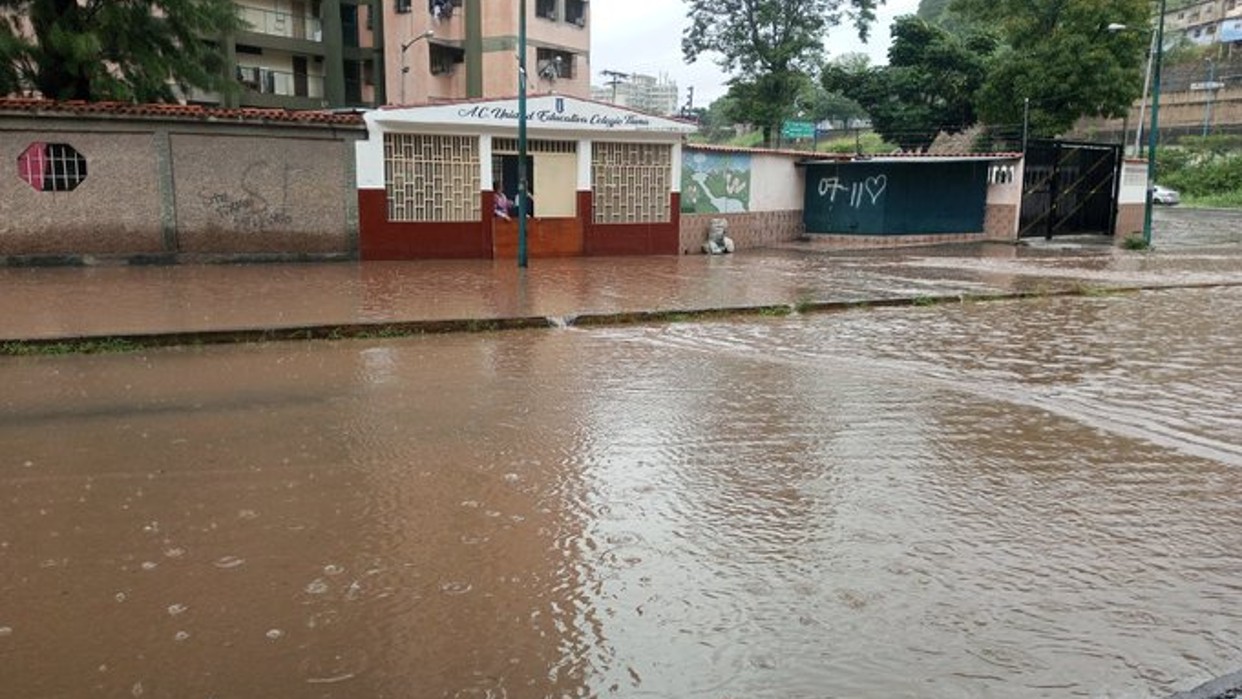 Inundaciones se registran en Caracas tras fuertes precipitaciones