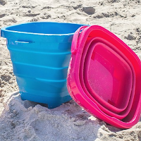 Ce seau de plage se plie facilement pour le transporter sans problème