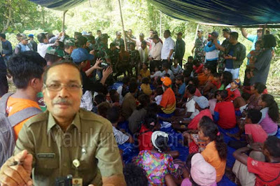 Ambon, Malukupost.com - Kadis Sosial Maluku, Sartono Pinning, membantah tiga warga suku terasing yang meninggal di pedalaman hutan Seram, Gunung Morkele, Kabupaten Maluku Tengah beberapa hari lalu, bukan karena terserang busung lapar. "Saya kaget berkembang informasi bahwa seorang lansia dan dua balita yang meninggal itu karena busung lapar," katanya, di Ambon, Jumat (27/7).