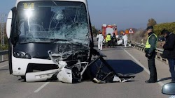   Μετωπική σύγκρουση ανάμεσα σ’ ένα μικρό λεωφορείο, που μετέφερε Ρουμάνους επιβάτες κι ένα φορτηγό, στοίχισε τη ζωή σε εννέα ανθρώπους στην...